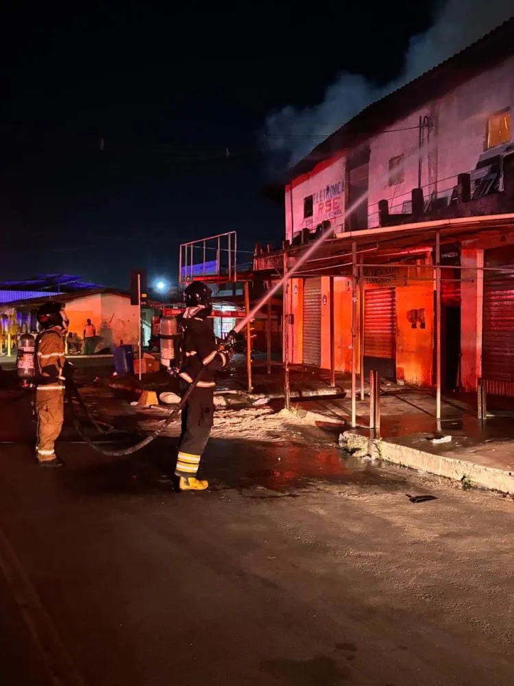 Bombeiros de Alagoinhas debelam incêndio na Central de Abastecimento